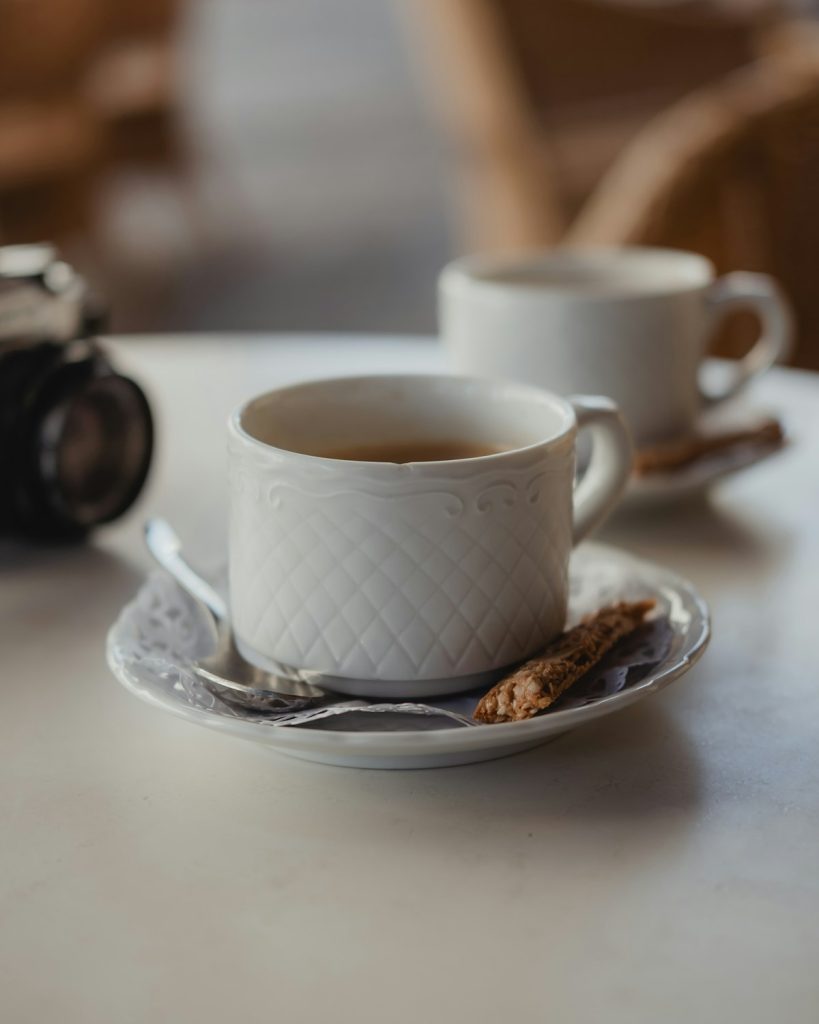 Dos tazas de té recién servido sobre una mesa clara
